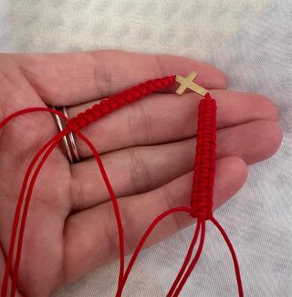 Pulsera Cruz Dorada Roja Hecha a Mano