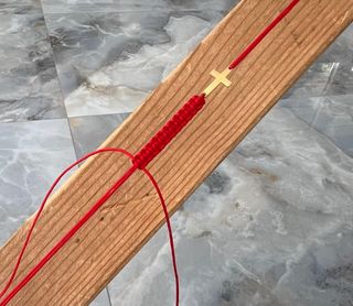 Pulsera Cruz Dorada Roja Hecha a Mano