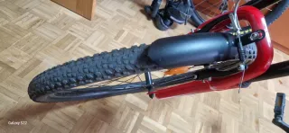 Bicicleta de montaña roja