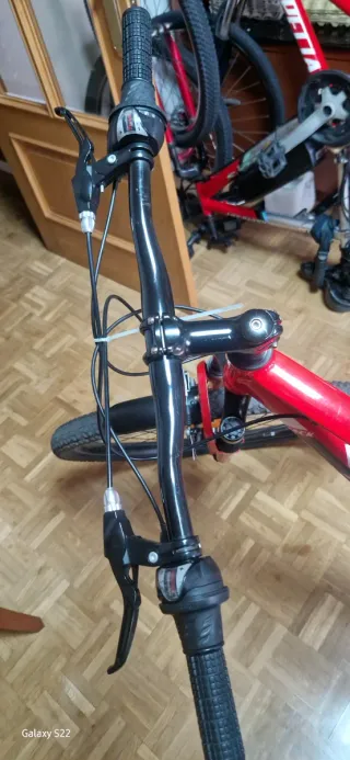 Bicicleta de montaña roja