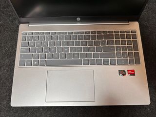 Portátil HP 15-fc0064ns Ryzen 5 7520U 16GB 512GB