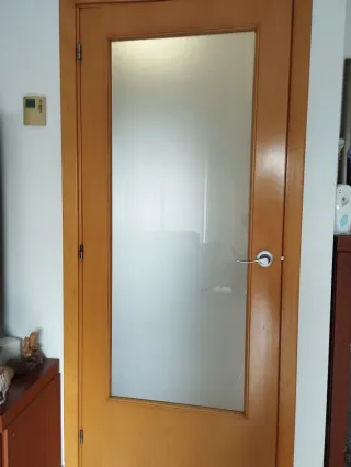 Puerta de madera con cristal y lisa color haya