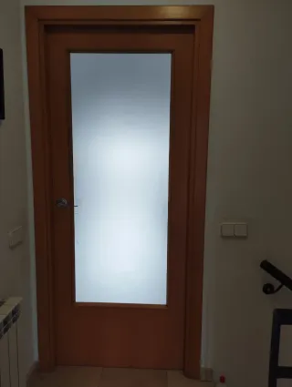 Puerta de madera con cristal y lisa color haya