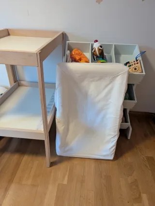 Conjunto de cambiador de bebé con colchón y funda.