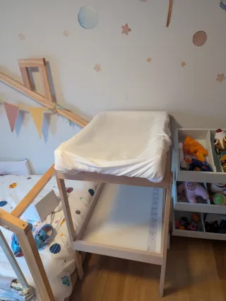 Conjunto de cambiador de bebé con colchón y funda.