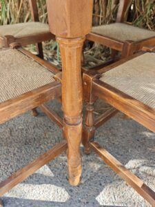 Mesa de comedor cuadrada de madera