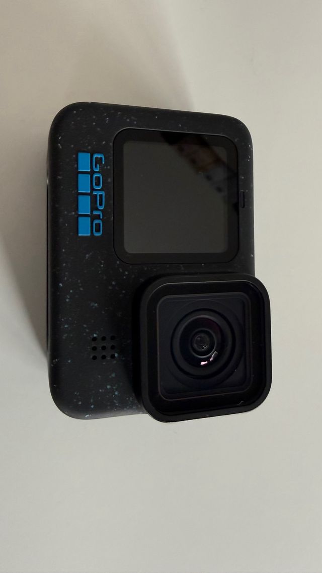 Cámara GoPro 12 Casi Nueva con accesorios.