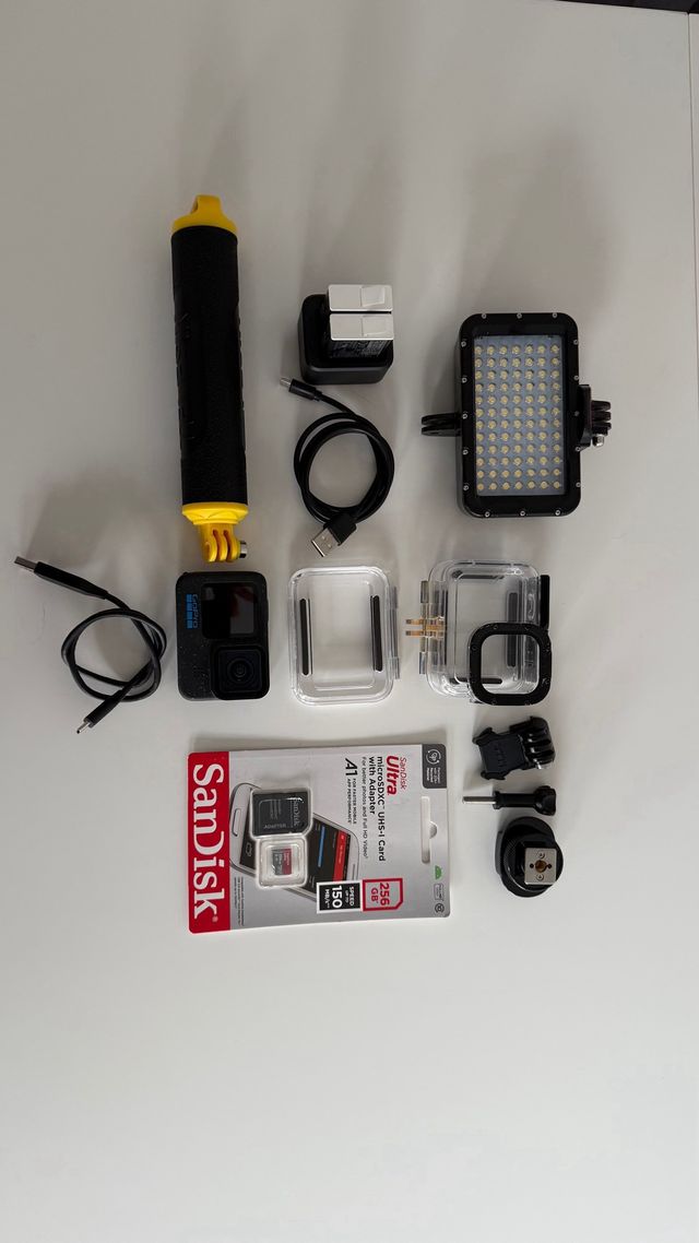 Cámara GoPro 12 Casi Nueva con accesorios.