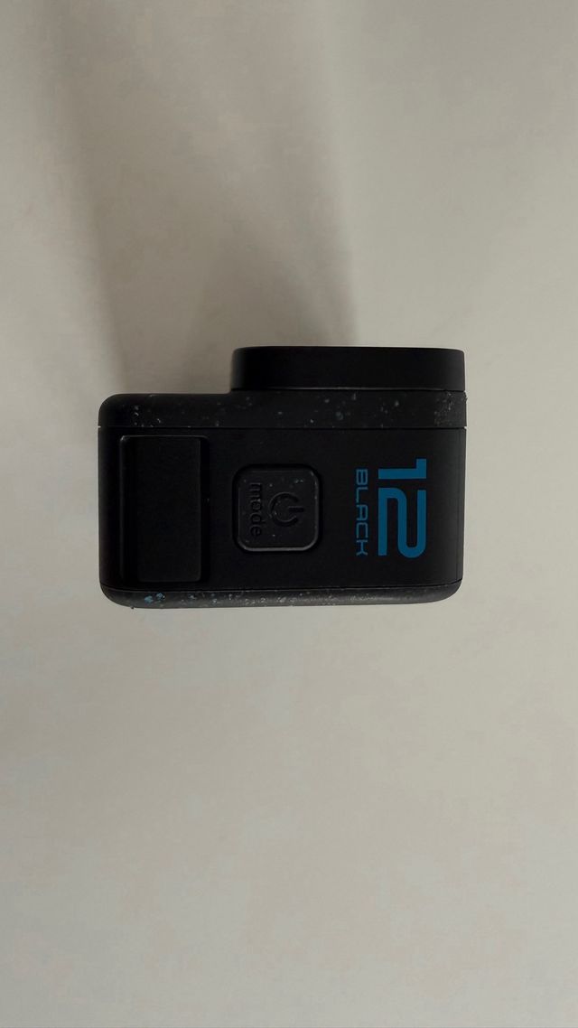 Cámara GoPro 12 Casi Nueva con accesorios.