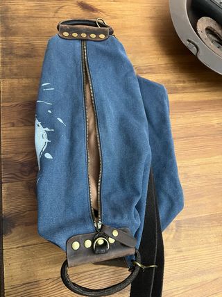 Bolso azul y marrón con cremallera