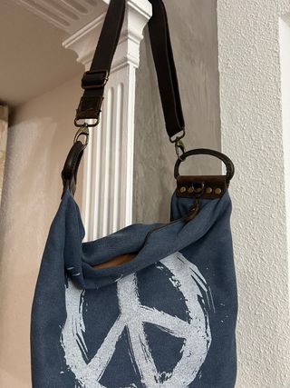 Bolso azul y marrón con cremallera