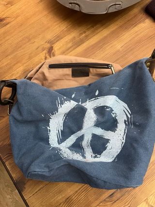 Bolso azul y marrón con cremallera