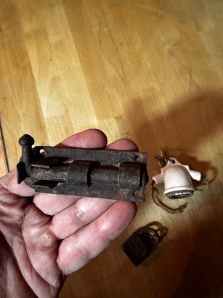 Antigüedades: Cerradura, Pestillo y Portalámparas