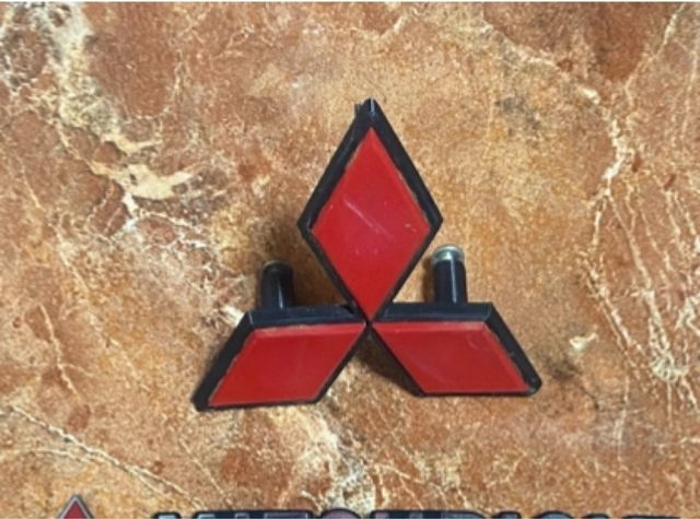 Emblema Mitsubishi Montero Rojo