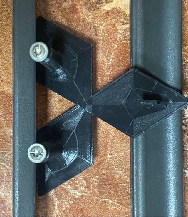 Emblema Mitsubishi Montero Rojo