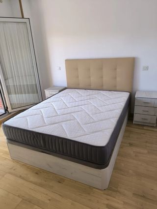 Cama grande con cabecero tapizado