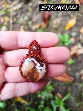 Collana con ciondolo in macrame con opale di fuoco