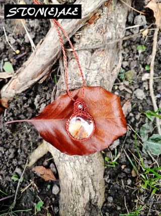 Collana con ciondolo in macrame con opale di fuoco