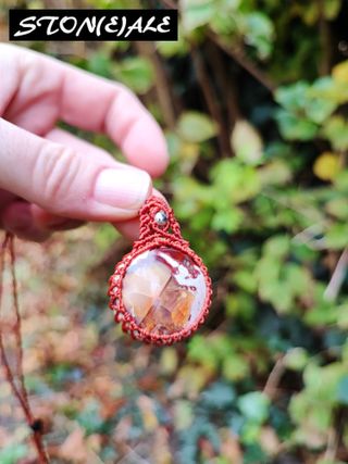 Collana con ciondolo in macrame con opale di fuoco