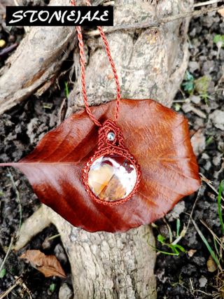 Collana con ciondolo in macrame con opale di fuoco