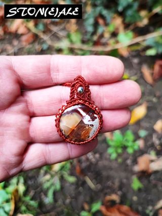 Collana con ciondolo in macrame con opale di fuoco