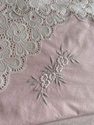Sábana antigua de tela rosa con encaje