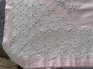 Sábana antigua de tela rosa con encaje