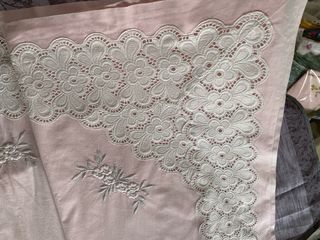 Sábana antigua de tela rosa con encaje