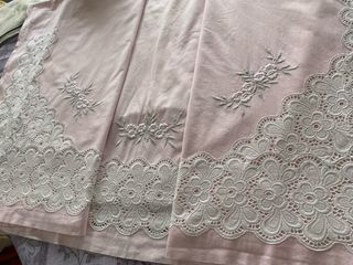 Sábana antigua de tela rosa con encaje