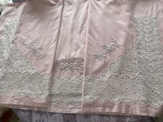 Sábana antigua de tela rosa con encaje
