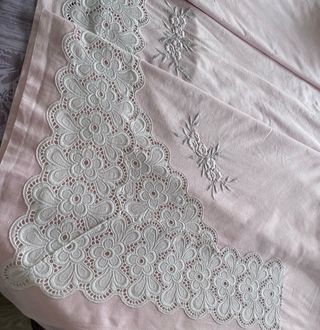 Sábana antigua de tela rosa con encaje