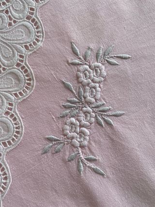 Sábana antigua de tela rosa con encaje