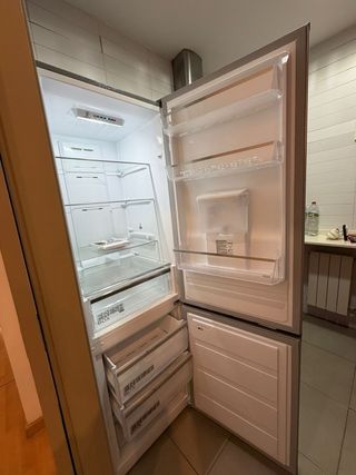 Nevera Midea con dispensador de agua