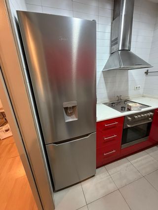 Nevera Midea con dispensador de agua