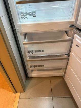 Nevera Midea con dispensador de agua