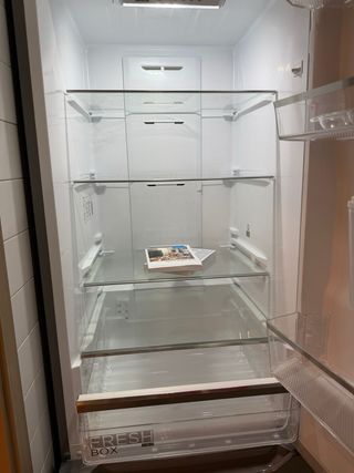 Nevera Midea con dispensador de agua