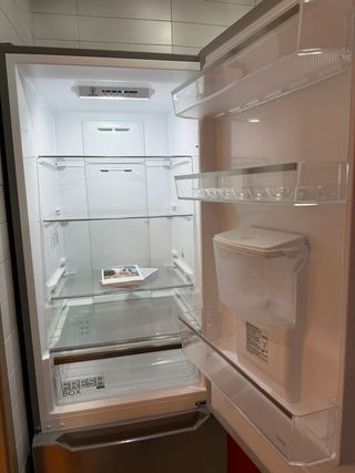 Nevera Midea con dispensador de agua