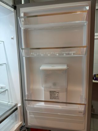 Nevera Midea con dispensador de agua