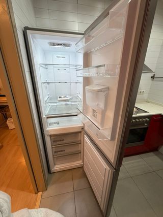 Nevera Midea con dispensador de agua