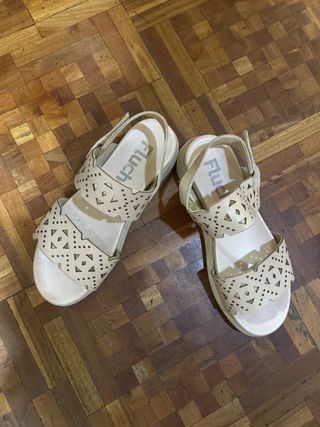 Sandalias beige Fluchos mujer