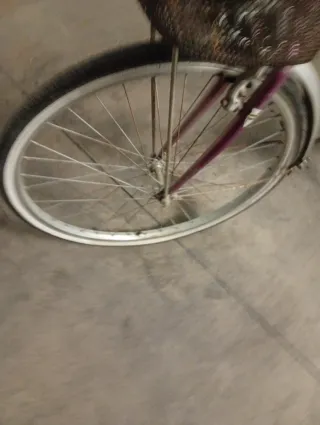 Bicicleta de paseo morada con cesta