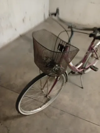 Bicicleta de paseo morada con cesta