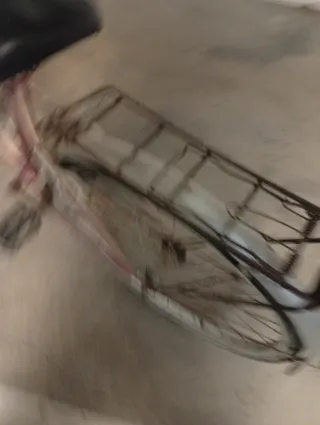 Bicicleta de paseo morada con cesta