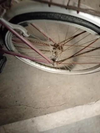 Bicicleta de paseo morada con cesta
