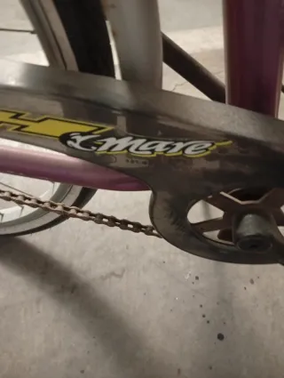 Bicicleta de paseo morada con cesta