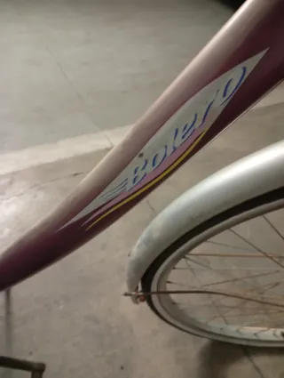 Bicicleta de paseo morada con cesta