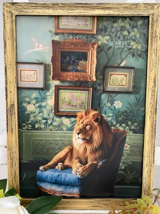 Cuadro dorado envejecido león en sillón vintage