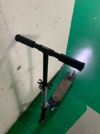 Patinete Oxelo azul y negro