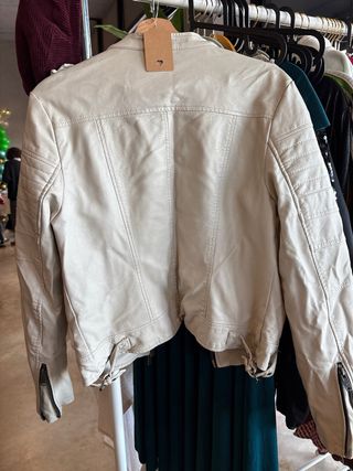 Cazadora polipiel beige