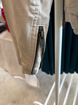 Cazadora polipiel beige